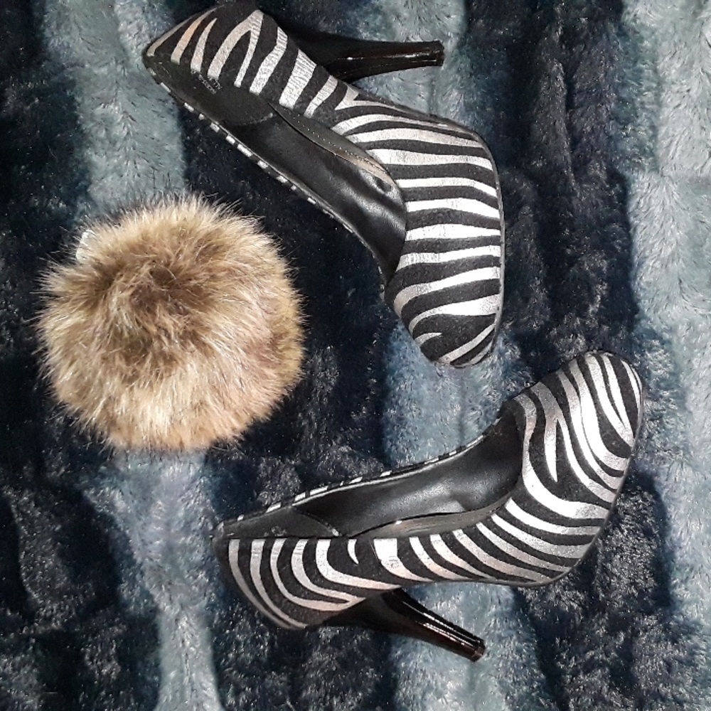 Anne Michelle Sucess Silver Zebra Print Pumps